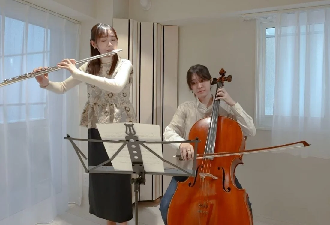 フルートとチェロを演奏する女性