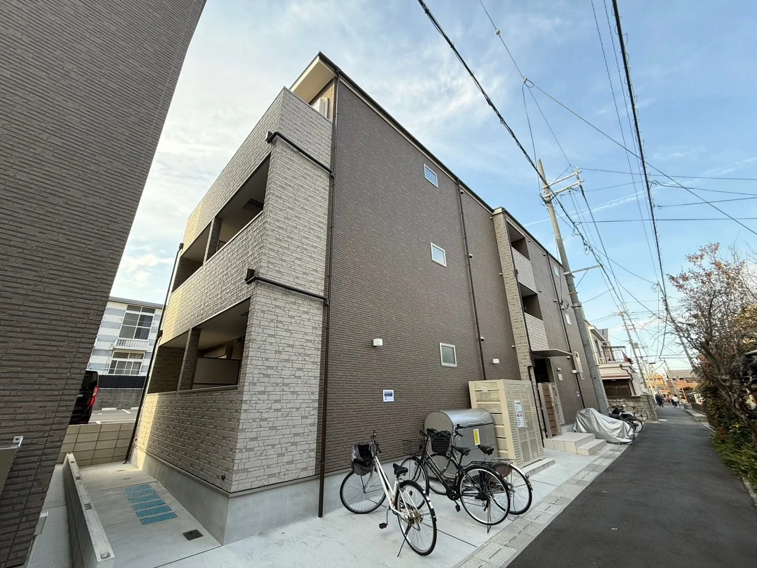 現代的なデザインの3階建てアパートメントの外観
