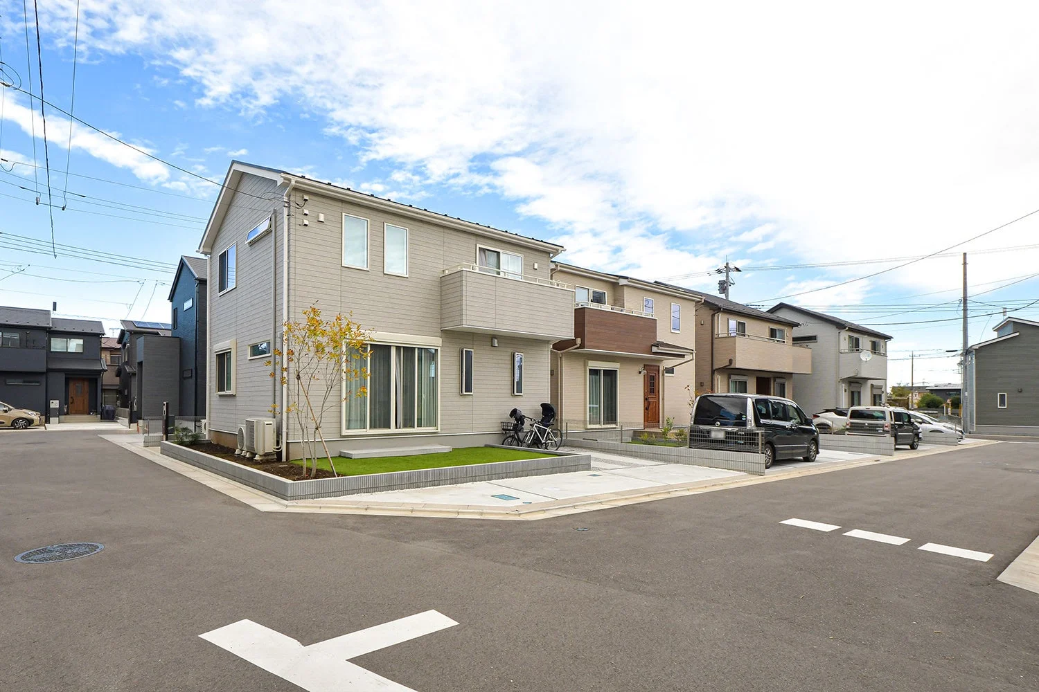 現代的な二階建て住宅が立ち並ぶ日本の郊外の住宅街の風景です。