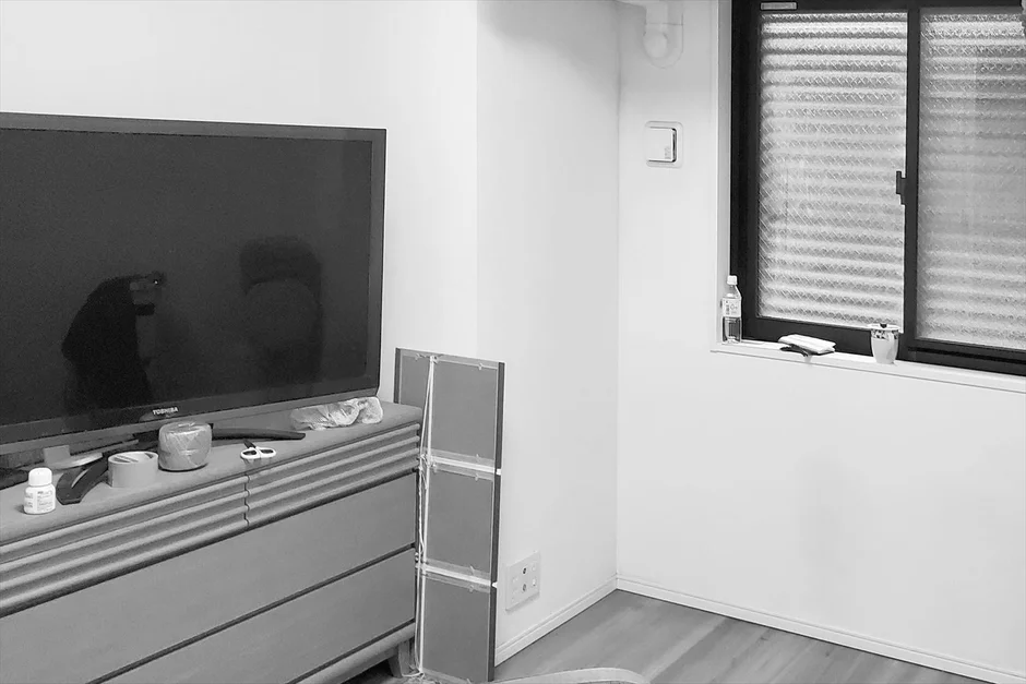 部屋のコーナーにテレビとドレッサーが置かれた様子