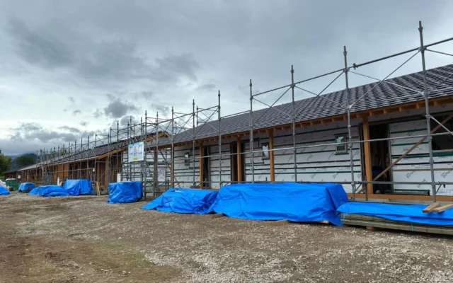 【令和8年熊本地震】仮設住宅に326戸採用！「デコスファイバー」が叶える快適な住まいと環境に優しい暮らし