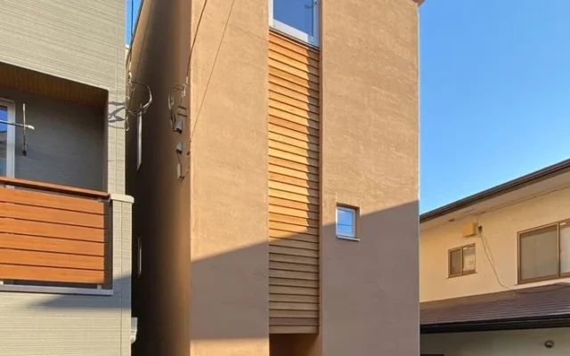 【15坪の狭小地】縦長敷地を活かした3階建てZEH！畳スペースと窓辺ベンチでくつろぐ注文住宅