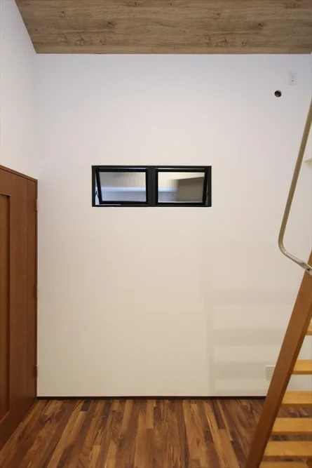 室内,部屋,窓,木材,白い壁,フローリング,階段,ドア,モダン,シンプル