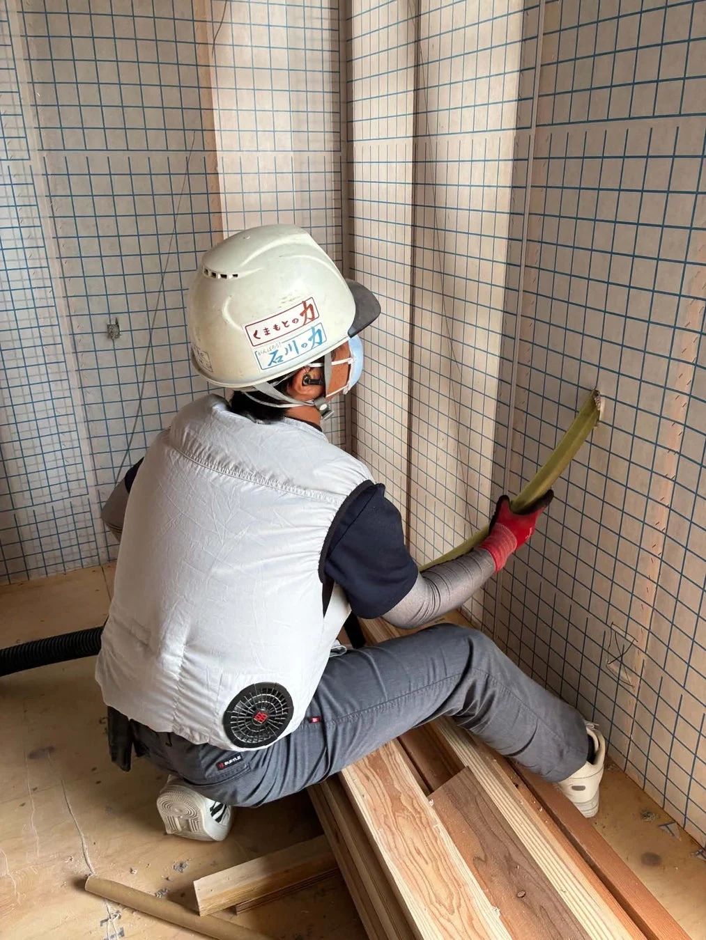作業員が断熱材を吹き込む様子