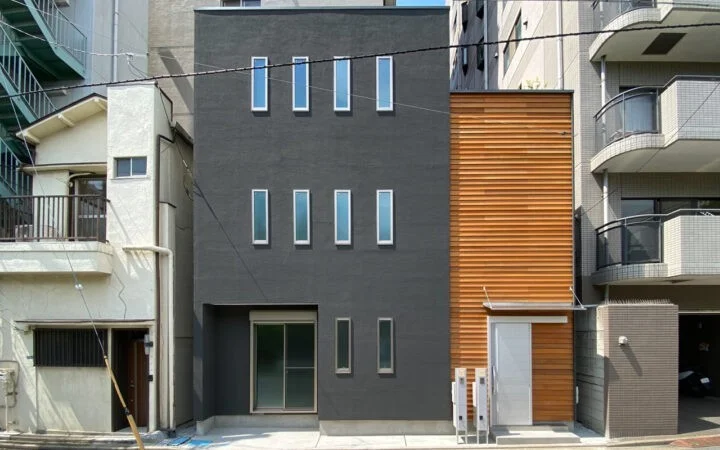 【東京・江東区】18坪の狭小地で実現！屋久杉バルコニーと可変和室が彩る高性能二世帯住宅