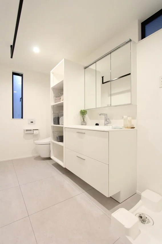 モダンな洗面所とトイレが一体となった空間