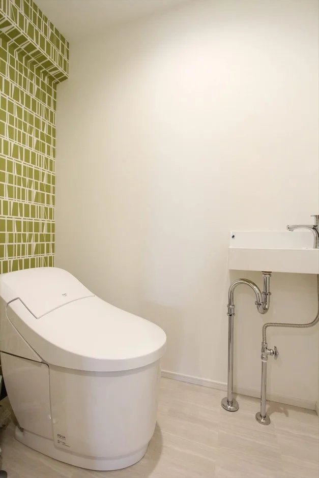 モダンなデザインのトイレルーム