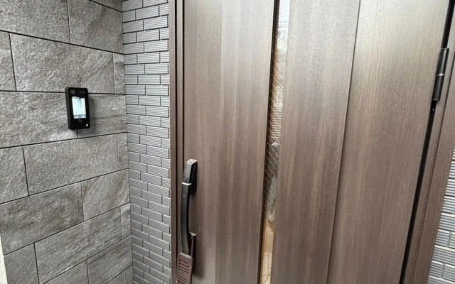 東京都中野区の戸建て住宅に次世代スマートロック「LAXAS S414」を導入！YKK AP電気錠と連携し、安全で快適な玄関を実現