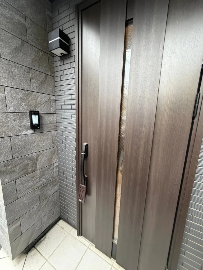 東京都中野区の戸建て住宅に次世代スマートロック「LAXAS S414」を導入！YKK AP電気錠と連携し、安全で快適な玄関を実現