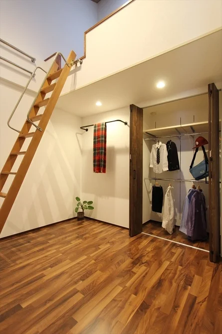 ロフト,収納,フローリング,インテリア,はしご,クローゼット,洋服,部屋,モダン,ミニマリスト,居住空間,住宅,室内