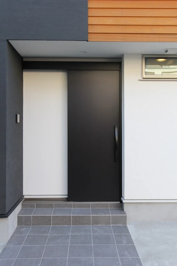 現代的なデザインの住宅の玄関