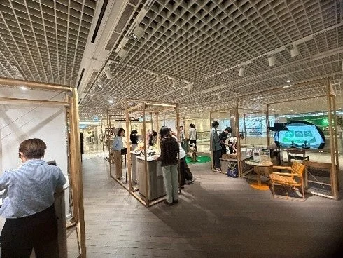 ショールームの見学風景