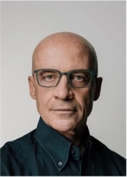 眼鏡をかけた坊主頭の男性、クラウディオ・ベッリーニ氏のポートレート