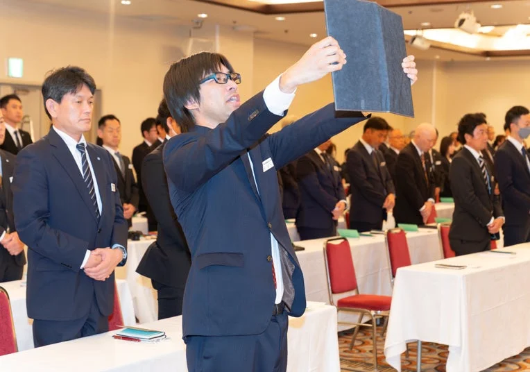 発表会でタブレットを掲げる参加者