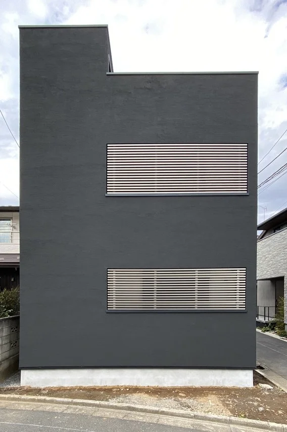 ダークグレーと木材の組み合わせが特徴的なモダンな建物の外観