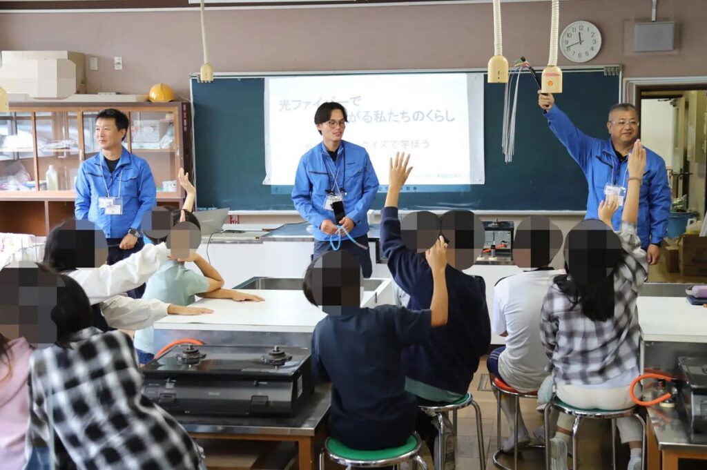 【住まいのおたすけ隊】『神奈川電設』茅ヶ崎市立梅田小学校にて「地域のお仕事ガイドブックDX」を活用した出張授業を開催！小学5年生150名が「光ファイバー」の秘密と接続実演に大興奮