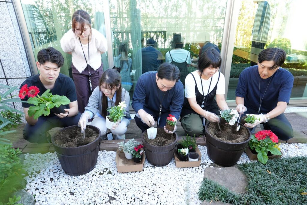 社員と経営層が花を植え、絆を育む社内交流企画「トーシンガーデンプロジェクト」を初開催～花言葉にMVVを重ねた発信～