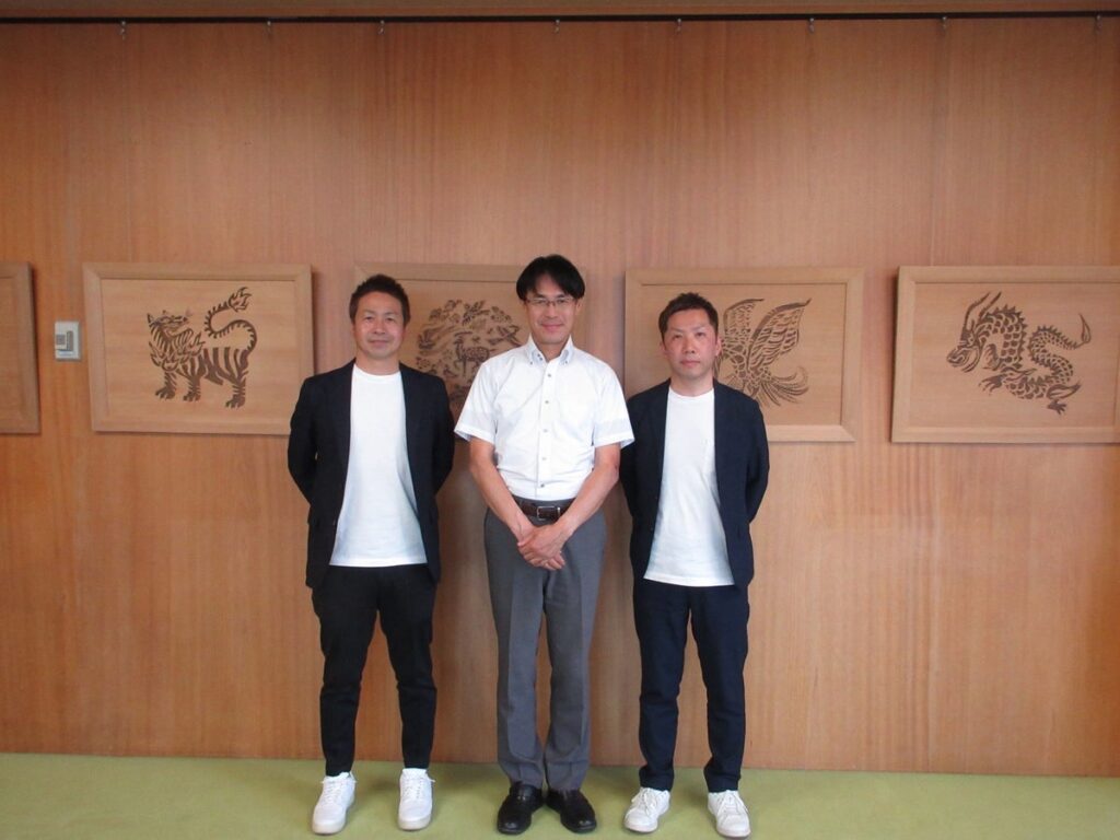 ケイアイスター不動産所属の女子サッカー山本監督が山下奈良県知事を表敬訪問