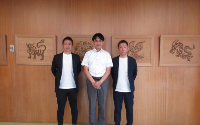 ケイアイスター不動産所属の女子サッカー山本監督が山下奈良県知事を表敬訪問