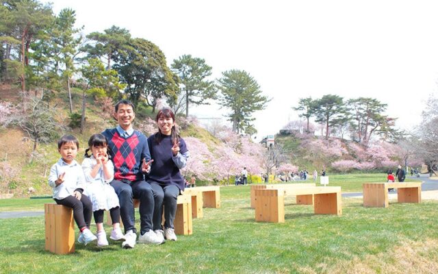 “はままつフラワーパーク”にベンチ6台を寄贈 住宅会社が地域産木材（天竜ヒノキ）の魅力を広める